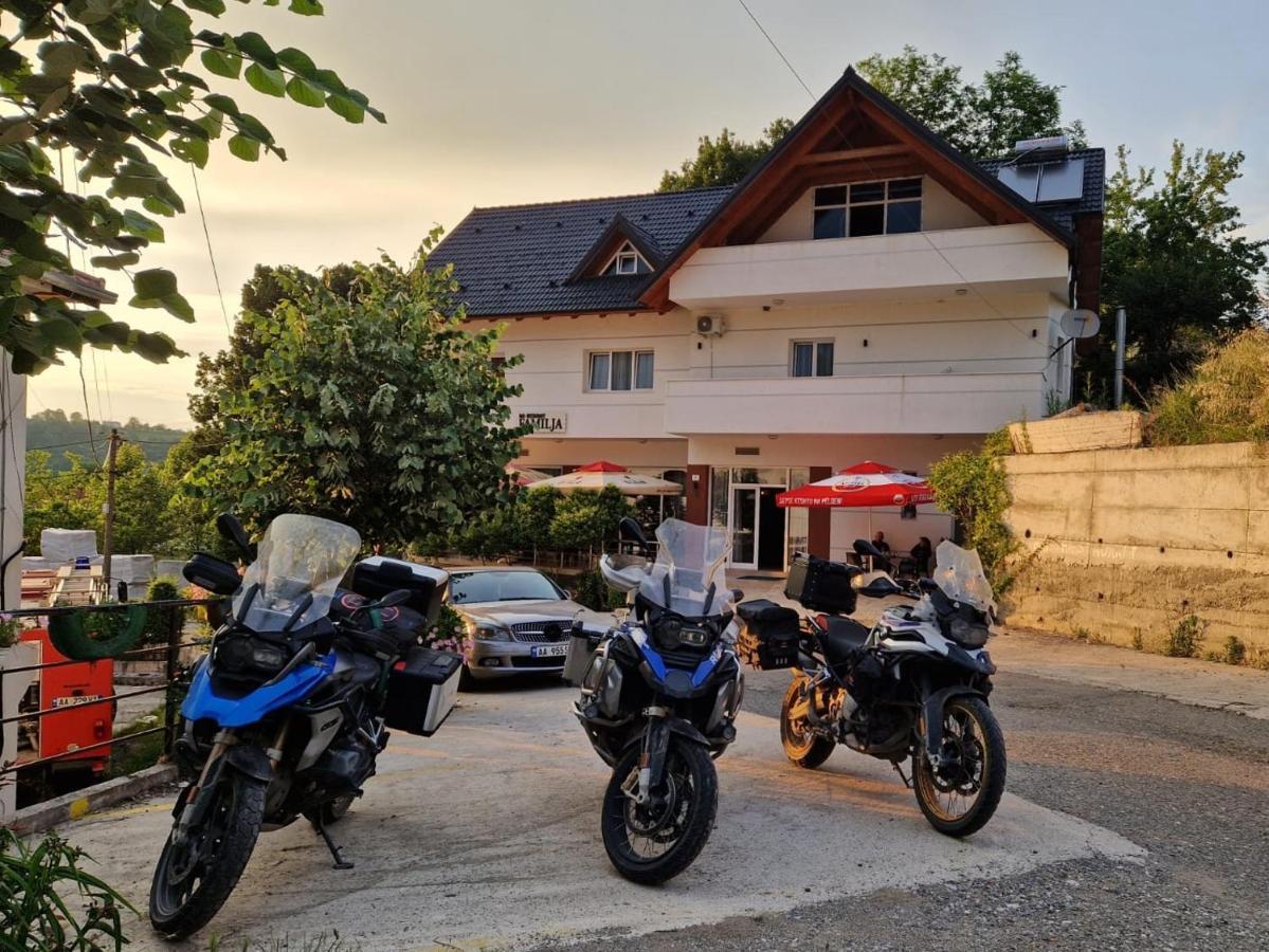 Bar-Restaurant-Hotel-Familja Klos Esterno foto