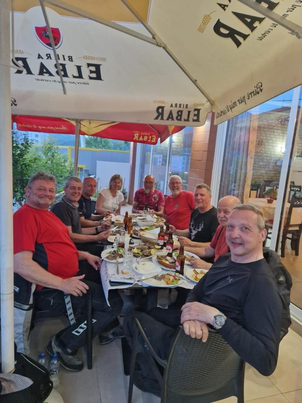Bar-Restaurant-Hotel-Familja Klos Esterno foto